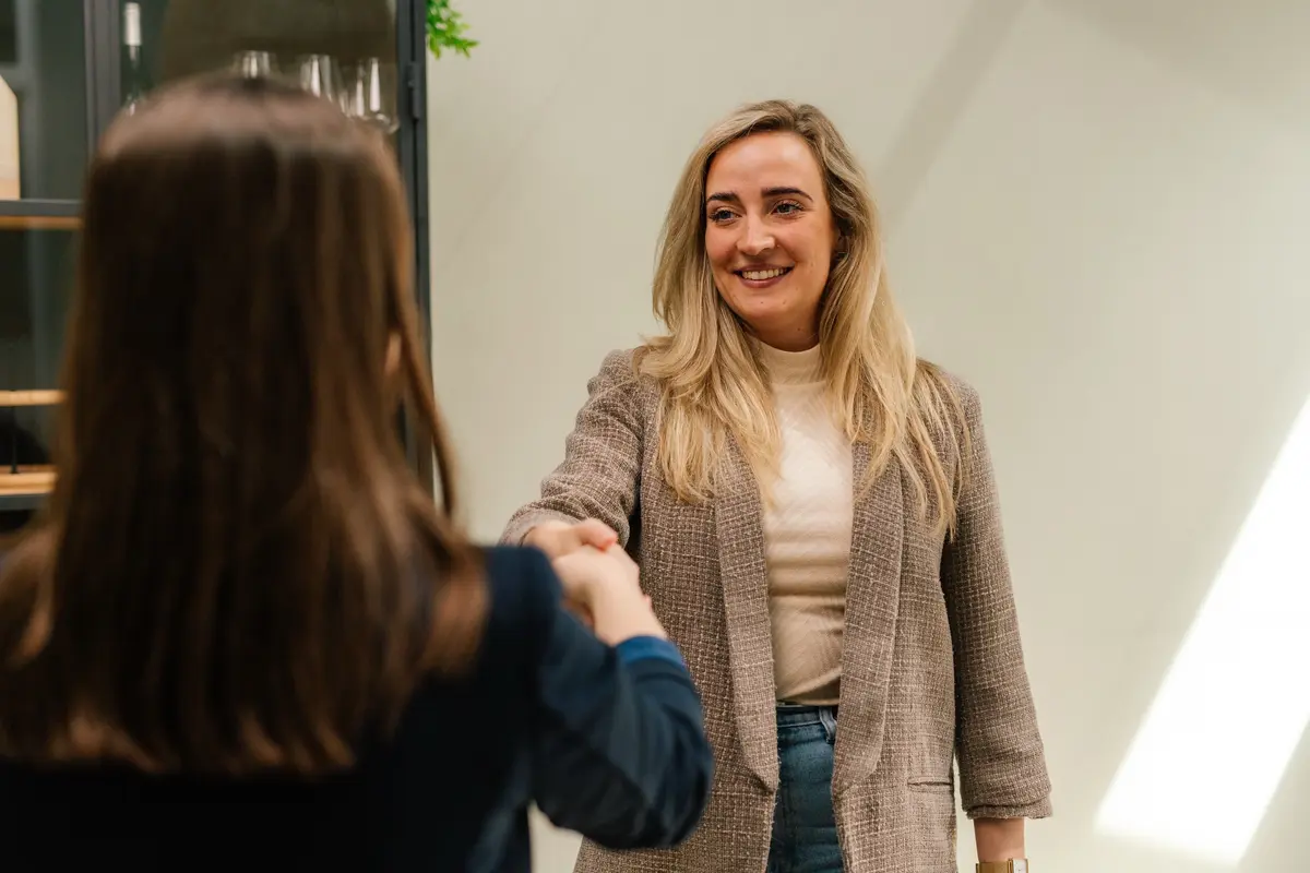Een makelaar van Makelaardij Faber schudt een klant de hand