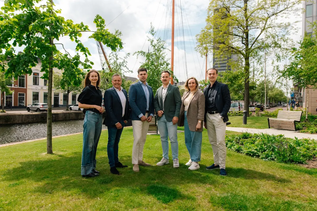 Het team van Makelaardij Faber op het gras aan de gracht in Leeuwarden
