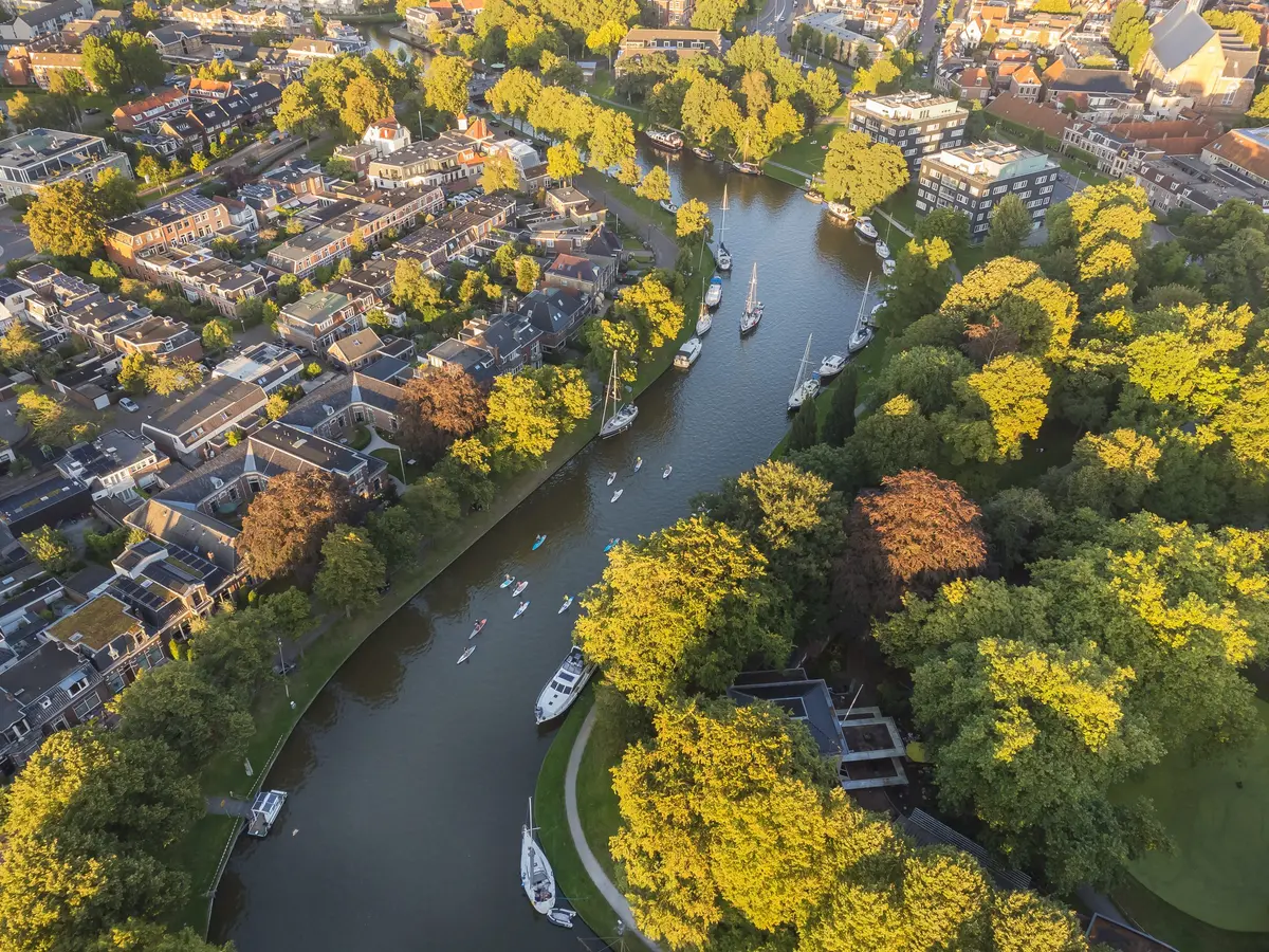 Luchtfoto van de Leeuwarder stadsgracht in de herfst