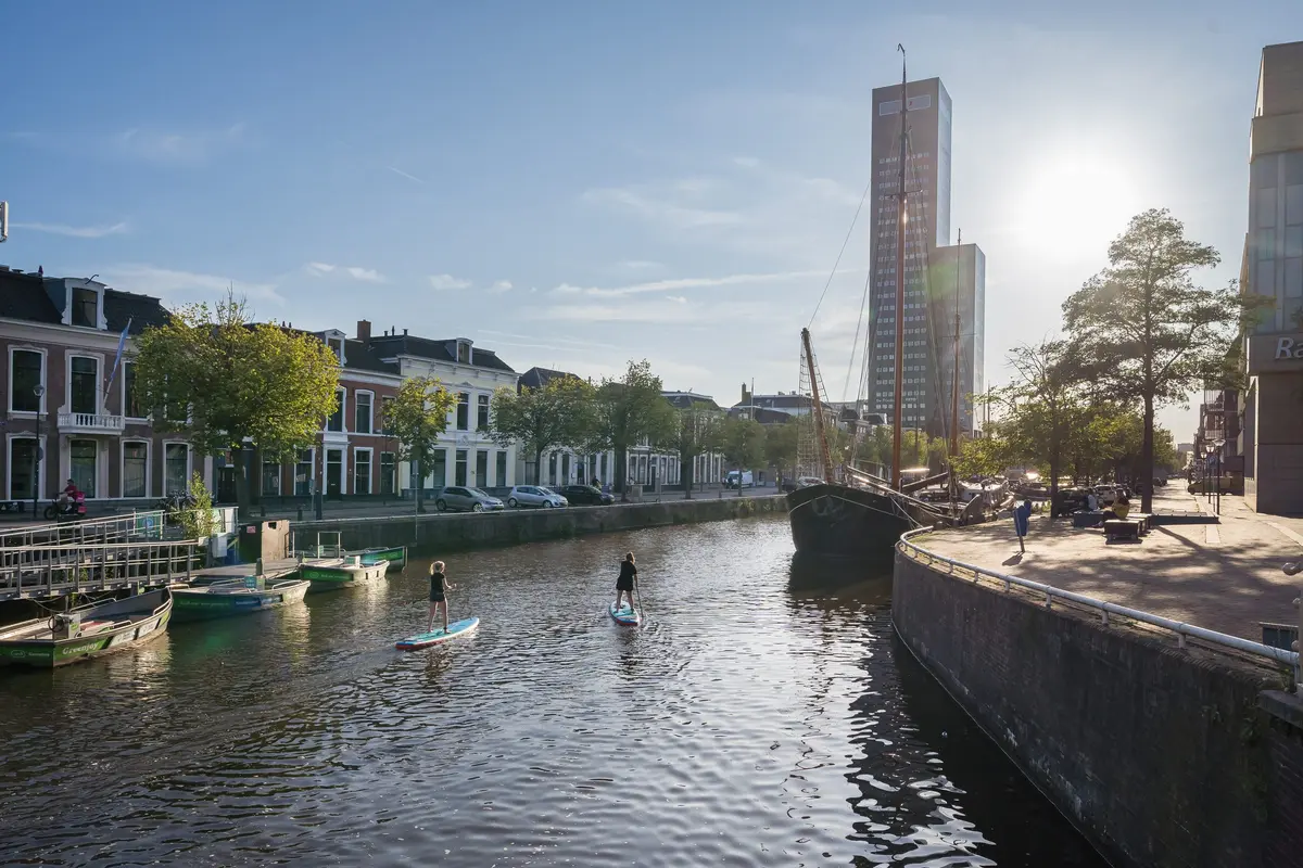De stadsgracht in Leeuwarden op een zonnige dag
