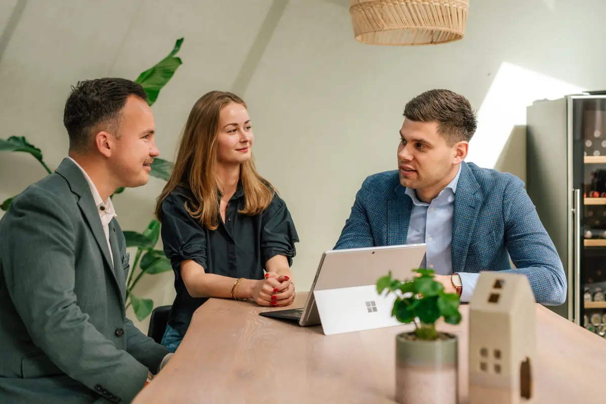 Drie collega's van Makelaardij Faber in overleg aan tafel