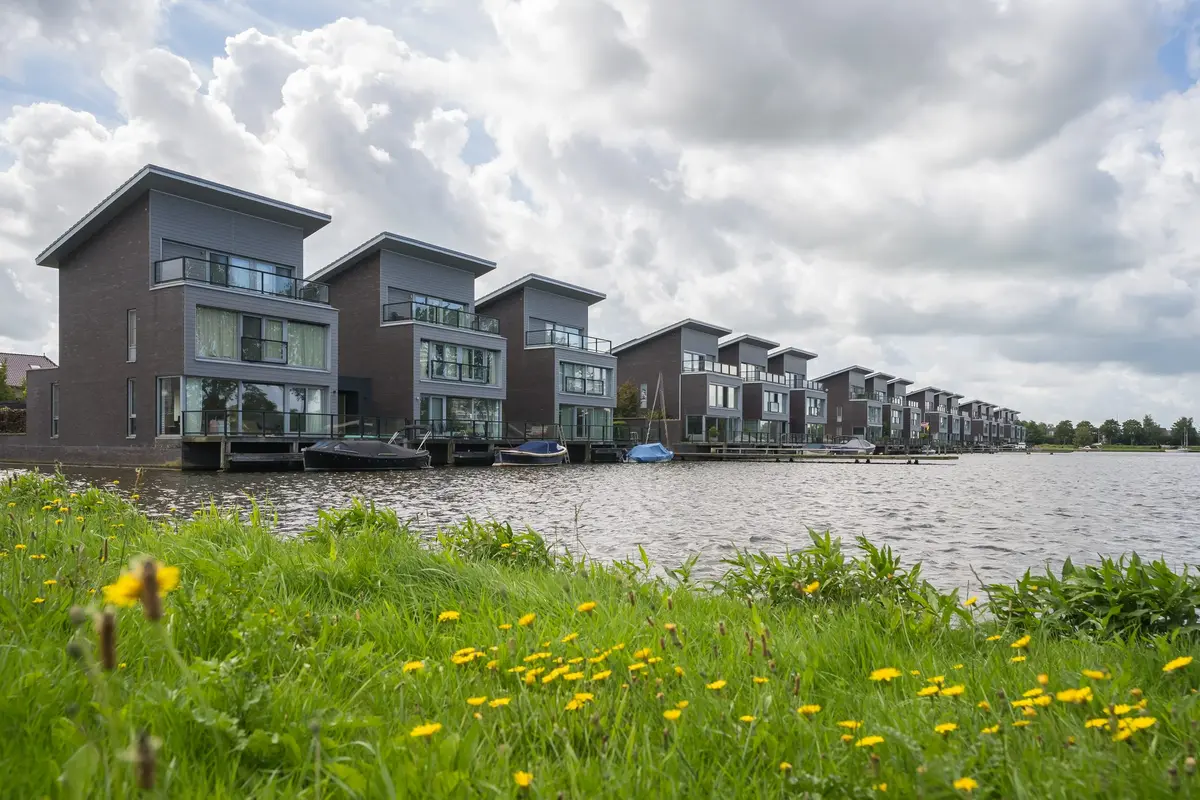 Moderne woningen aan het water in Friesland